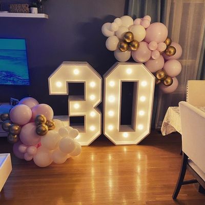 28C 結婚してください 巨人 ライトアップ 文字 オーダーメイド 彩り絵の具 アルファベット番号の飾り付け