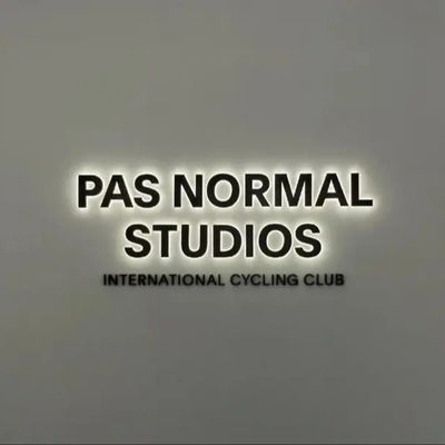 スタッドレスタイヤのLED文字とカスタマイズされたサイズと光源