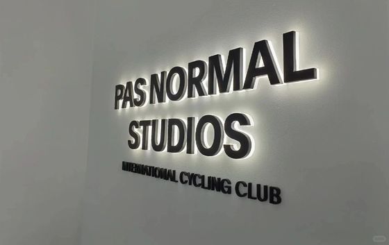 スタッドレスタイヤのLED文字とカスタマイズされたサイズと光源