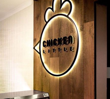 スタッドレスタイヤのLED文字とカスタマイズされたサイズと光源