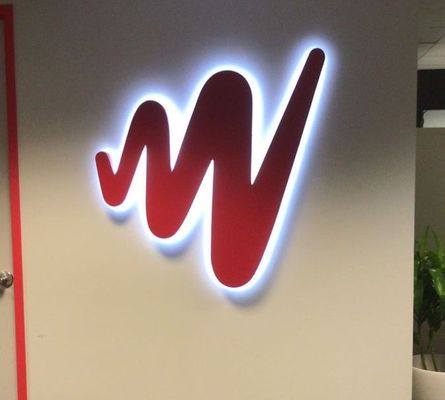 スタッドレスタイヤのLED文字とカスタマイズされたサイズと光源