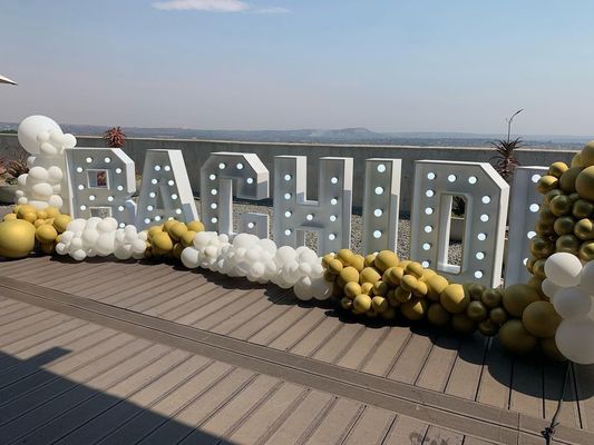オーダーメイド サイズ 4 フィート LED 電球 結婚式の飾り付けのための手紙 マークイ夫妻の手紙