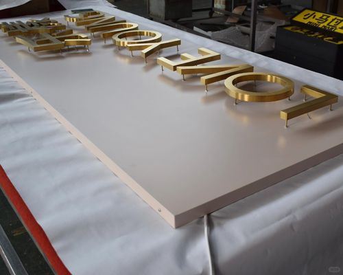 屋外3DLED掲示板とディスプレイボード ステンレスメタルバックライト 輝く文字