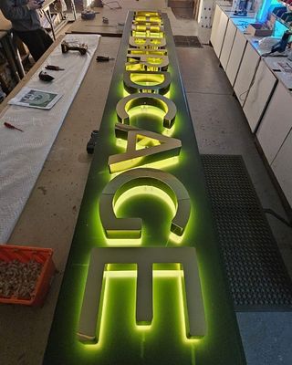 レストラン オフィス 屋外 カスタム ビジネス 建物 の ステンレス メタル LED サイネージ