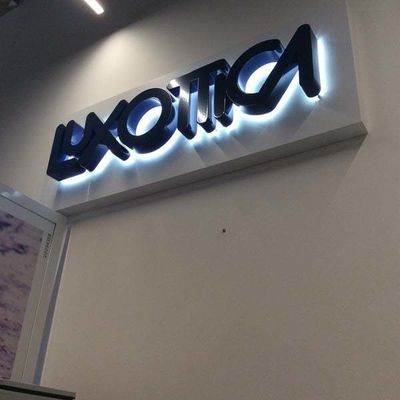 シグネージ バックライト ロゴ 柔らかい暖かい白い光付きのLED文字