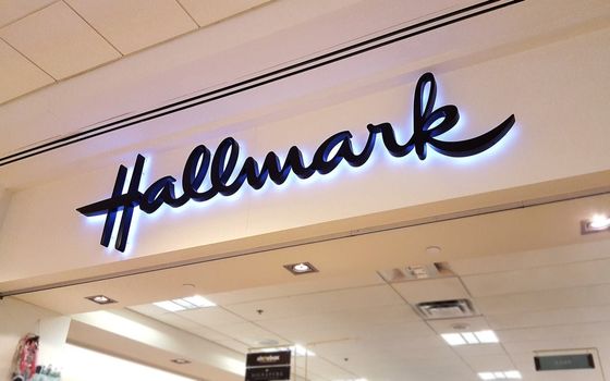 シグネージ バックライト ロゴ 柔らかい暖かい白い光付きのLED文字