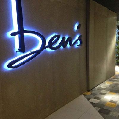 シグネージ バックライト ロゴ 柔らかい暖かい白い光付きのLED文字