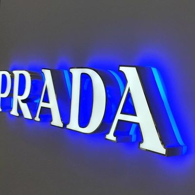 多彩の照明ロゴ付きの LED アクリル 双面掲示板